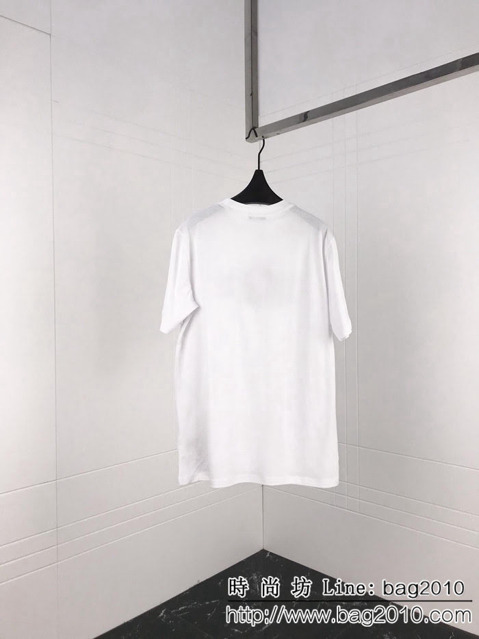 Fend芬迪 19ss早春新款 官網同步發售 錯亂字母印花 白色男款短袖 ydi2374